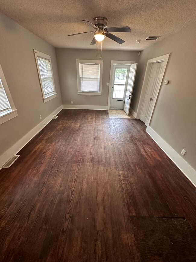 Building Photo - $825 - 2 bedroom/ 1 bathroom - Single Fami...
