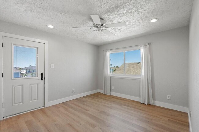 Building Photo - 4034 Reeves Dr