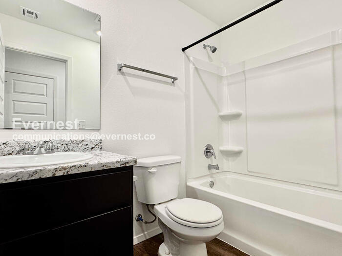 Building Photo - 707 N Dogwood Ave