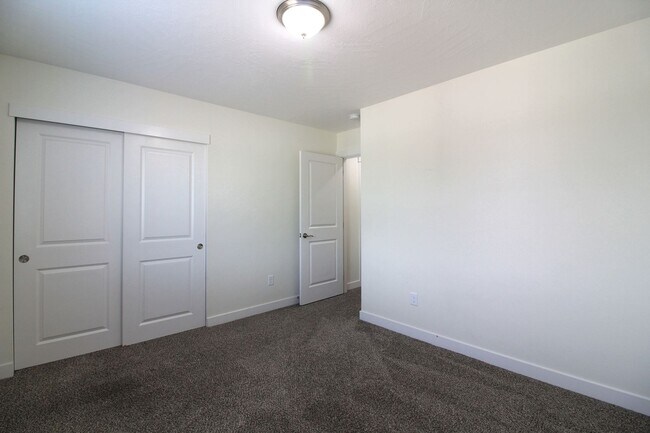 Building Photo - 3 Bedroom, 2.5 Bath + Flex Room Townhome in Kennewick