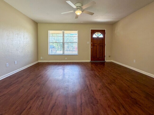 Building Photo - Move-in Ready Recently Updated 4BR/2BA House in Alachua! *Approved Application*