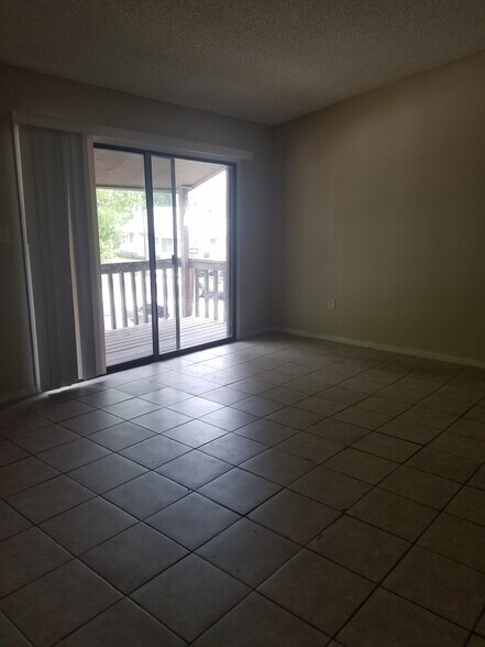 Second floor living room - 402 N Saint Clair Abrams Ave