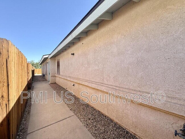 Building Photo - 851 Baseline Rd