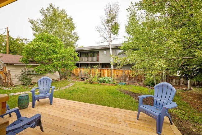 Building Photo - Fully Furnished Northside Bungalow Available for Month of August, 2026