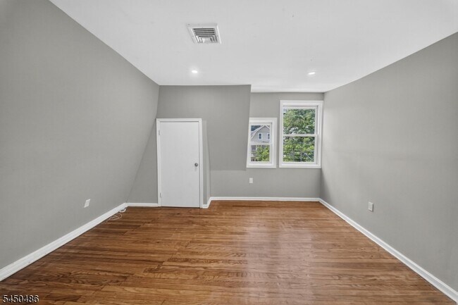 Building Photo - 467 Summer Ave