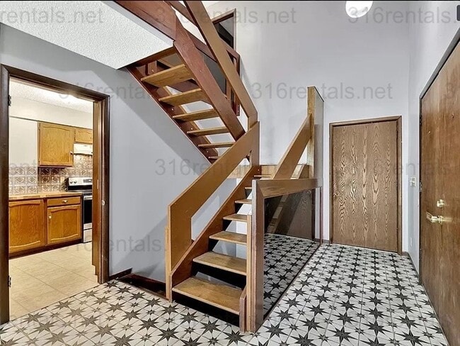 Building Photo - $1545 - 2 bed 2 bath - Duplex located in R...