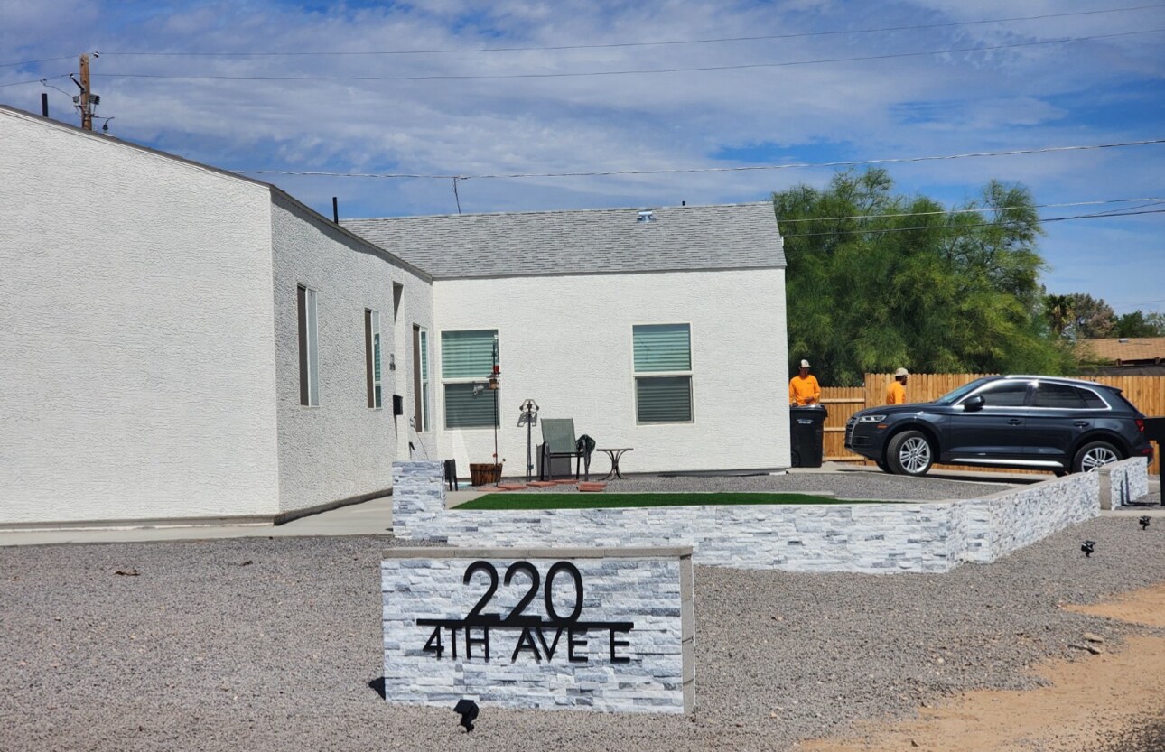 Building Photo - 220 4th Ave E