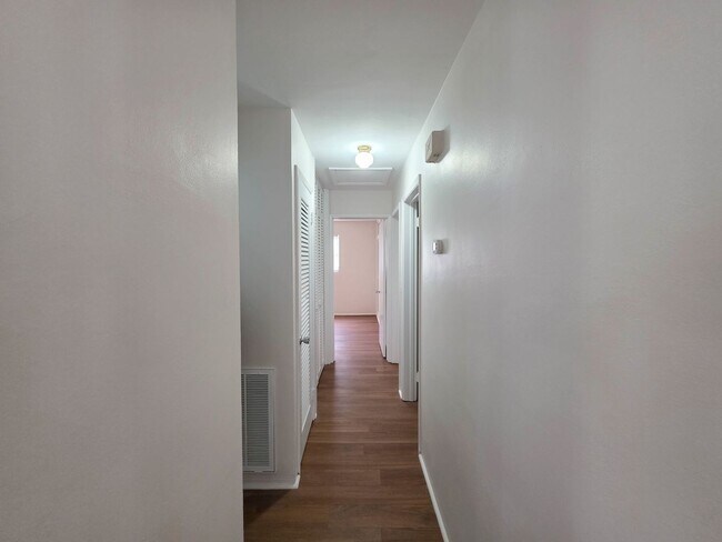 Building Photo - 3/2 with Florida room and Carport