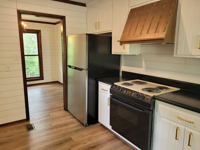 Building Photo - 2112 Westfield Dr