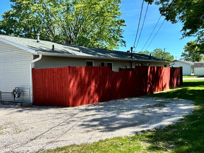 Building Photo - 1320 S Curry Pike