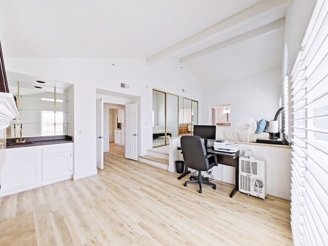 Building Photo - Spectacular 4 bedroom family home with oce...