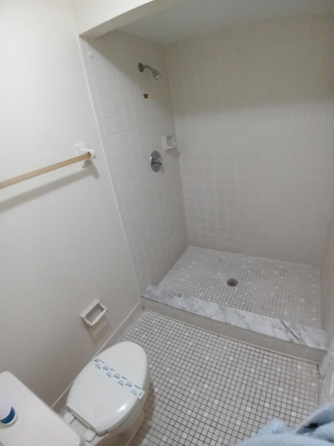 Building Photo - 1237 Country Club Dr