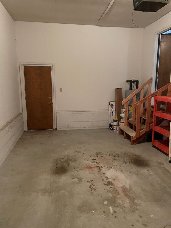 Building Photo - 3 Bedroom / 2 Bath Ranch