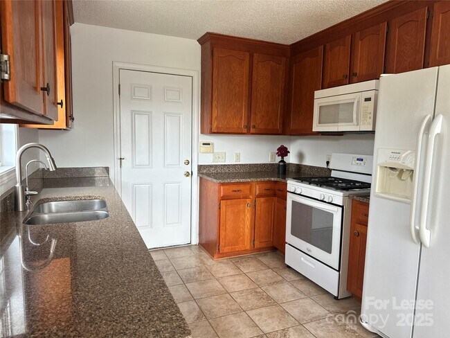 Building Photo - 5316 Oaktree Dr