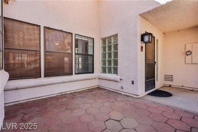 Building Photo - SPACIOUS 3BEDROOM SINGLE STORY TOWNHOME IN...