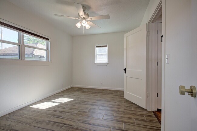 Building Photo - 511 W Comanche St