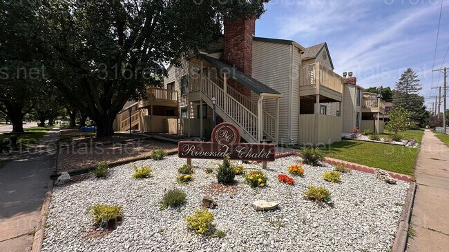 Building Photo - $895- 2 bedroom 1 bath - Apartment located...
