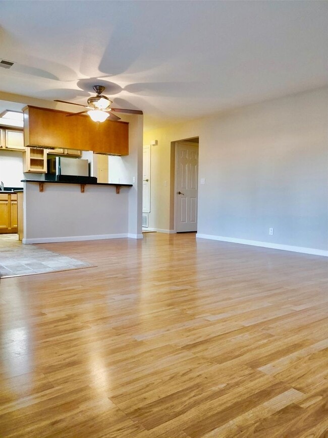 Building Photo - Spacious Condo Near Mall & Freeway