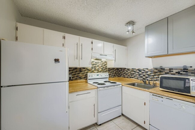 Building Photo - Move-In Ready 1-Bed Near Campus ***Applica...