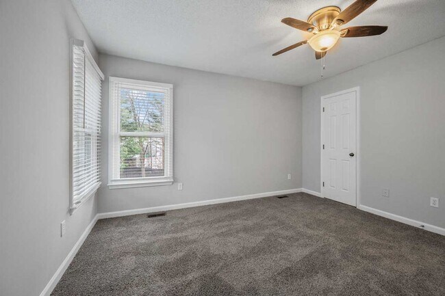 Building Photo - Convenient location