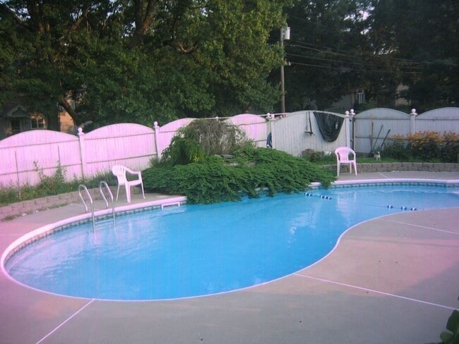 Building Photo - 16 Stowe Rd