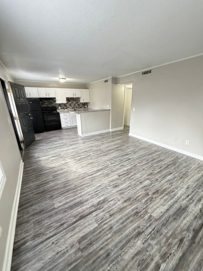 Building Photo - Oxford-2 Bedrooms