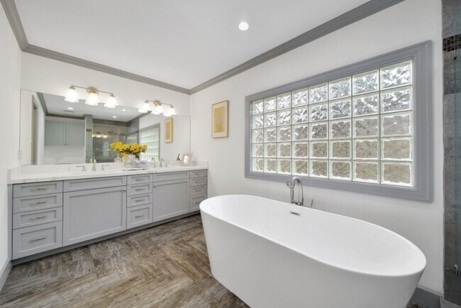 Building Photo - 10042 Briar Forest Dr