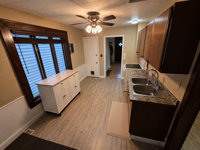 Building Photo - Available July 1st! Single family home with fenced-in backyard!