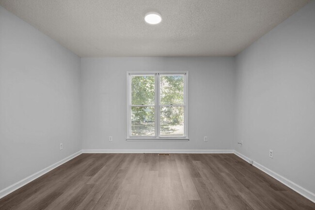 Building Photo - Spacious 3 Bedroom Home, LVP Floors, Updated Kitchen, New Cabinets, Granite, SS Appliances, Pet F...