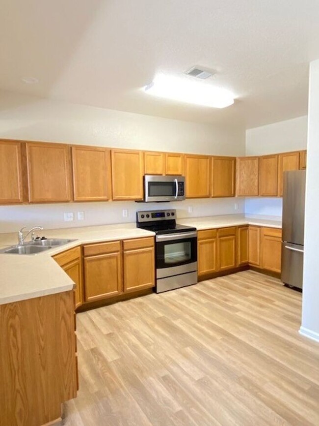 Building Photo - Ground Floor, Newly Updated, 2 Bed Condo W...