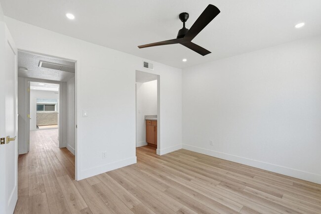 Building Photo - 122 S Hardy Dr