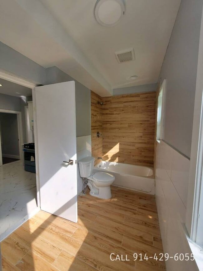 Building Photo - 114 S 6th Ave