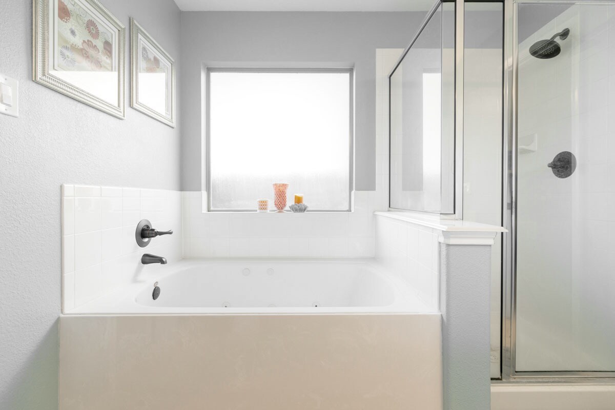 Jetted Jacuzzi tub and separate shower - 2635 Skyview Knoll Ct