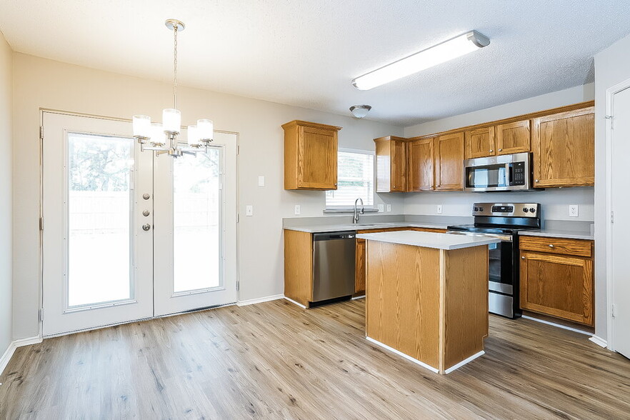 Building Photo - 1605 Columbia Dr