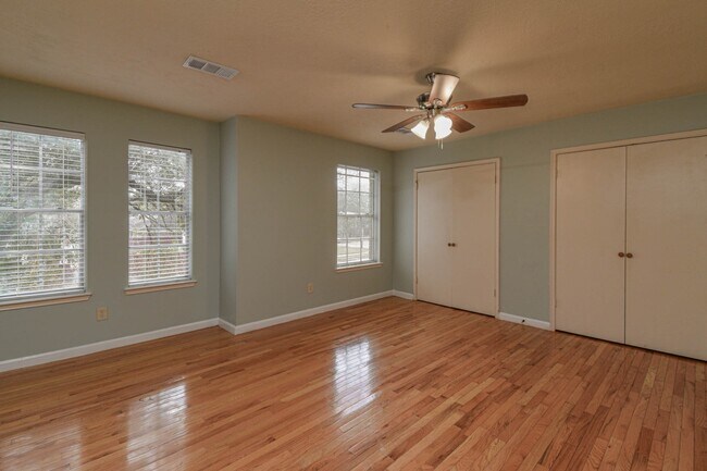 Building Photo - 16818 Parliament St