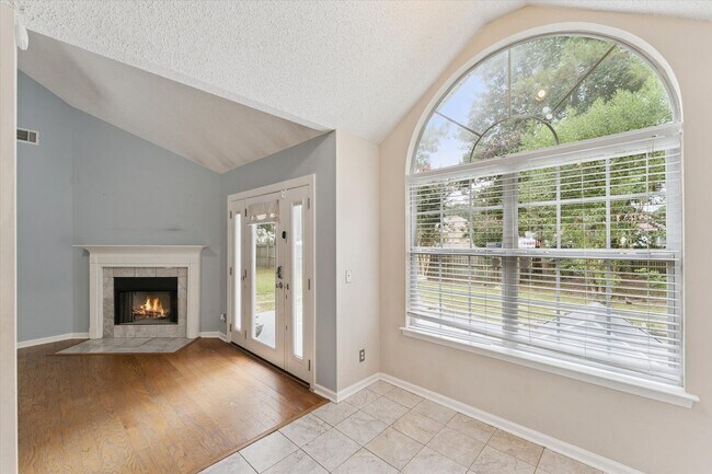 Building Photo - AVAILABLE OCTOBER 2025! [PET FRIENDLY]