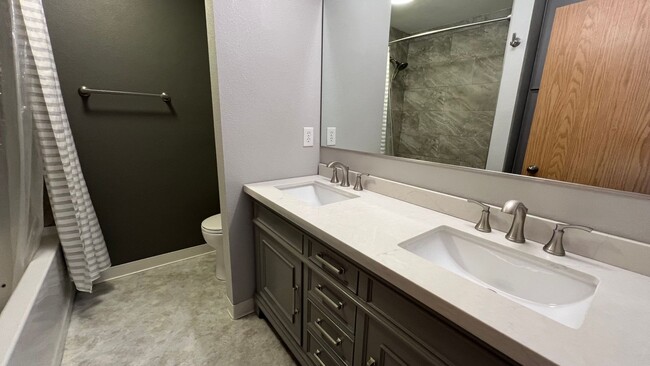 Building Photo - Beautifully maintained (3) bedroom, (2) ba...