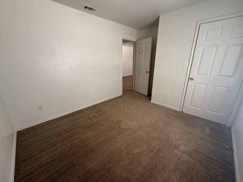 Building Photo - 3301 Hereford Ln