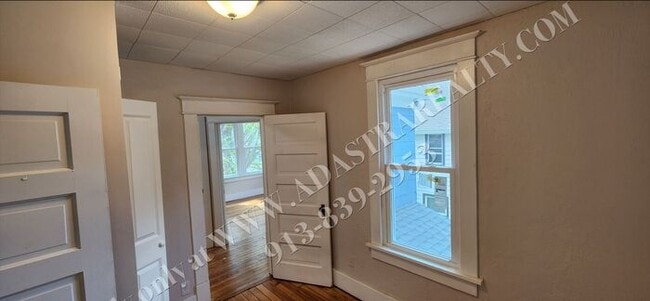 Building Photo - Large 2-story 4 Bed 1.5 Bath Home in Leave...