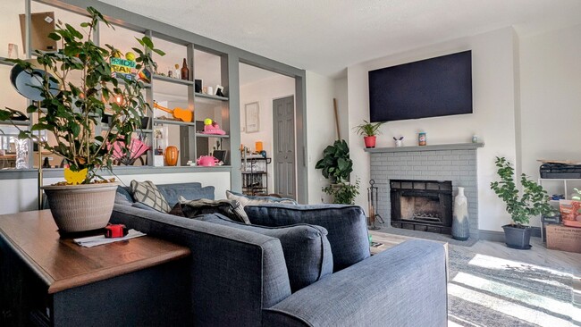 Building Photo - 2 Bed 1.5 Bath Condo