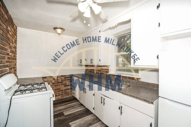 Building Photo - 4255 N Sercombe Rd