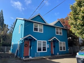 Building Photo - Townhouse, 1.5 bath, w/d in unit, private back patio, all dogs welcome!