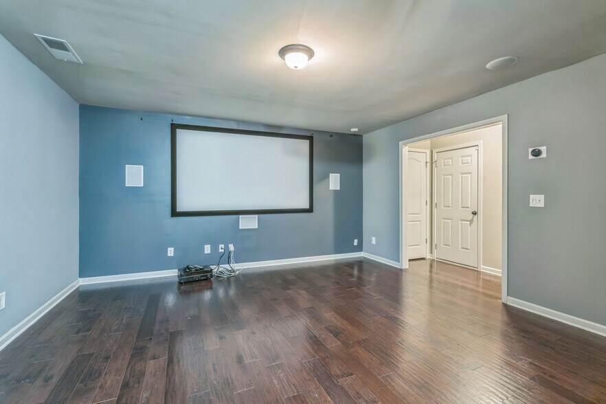 Building Photo - 5080 Whiteoak Terrace SE