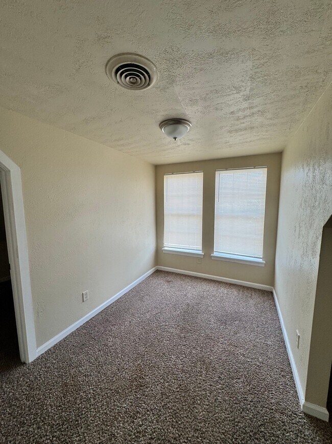 Building Photo - 302 N Olive St