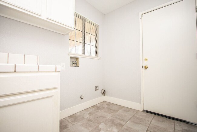 Building Photo - Coming Soon!! Cozy 3-Bedroom, 2-Bath Home in Modesto