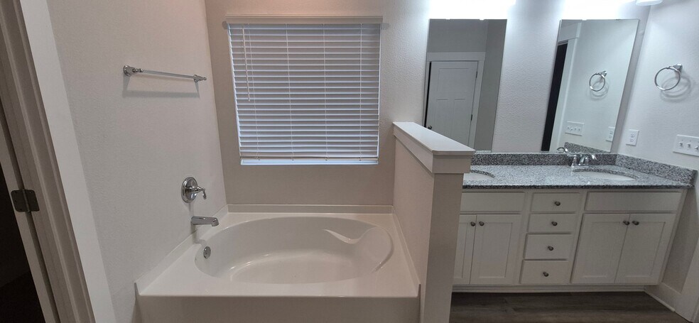 Building Photo - 6298 Forest Bay Ave