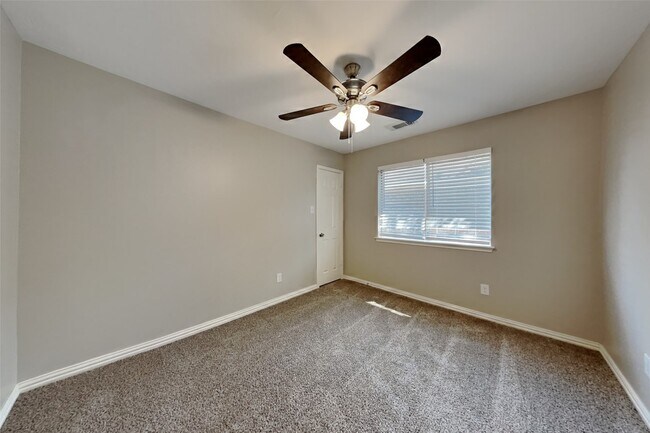 Building Photo - 4926 Linden Pl