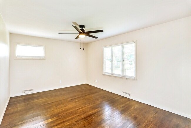 Building Photo - 2608 W Paseo Blvd