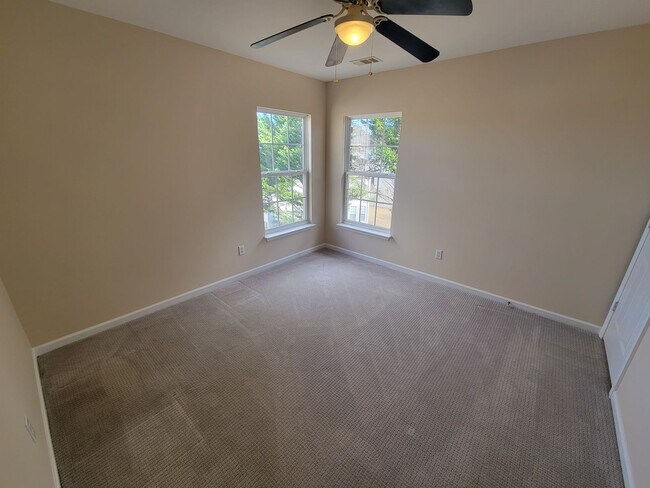 Building Photo - 4 Bedroom, 2.5 Bath Home Available in Hammett Grove Neighborhood