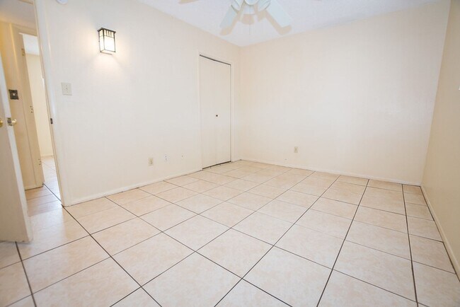 Building Photo - Spacious 3 Bedroom, 2 Bath Home with Updat...